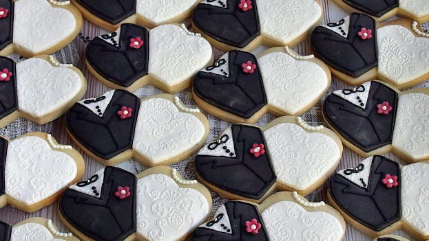Hand Decorated Wedding Cookies as Wedding Favours